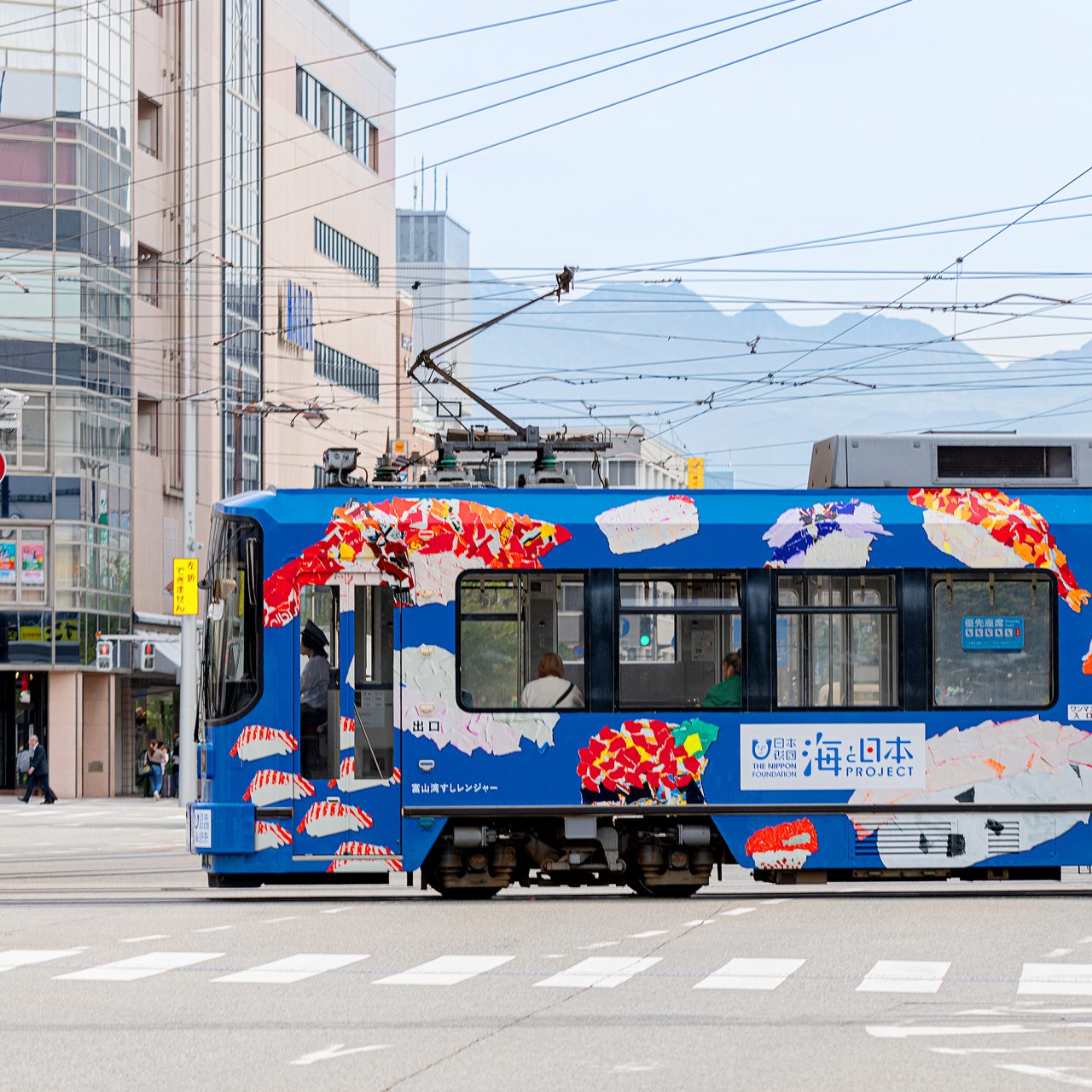 「富山のすし」ラッピング電車